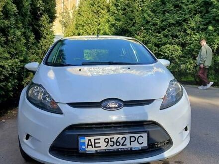 Форд Фиеста 2012 в Днепре (Днепропетровске) на Automoto.ua Белый Форд Фиеста, объемом двигателя 1.24 л и пробегом 130 тыс. км за 6400 $, фото 1 на Automoto.ua
