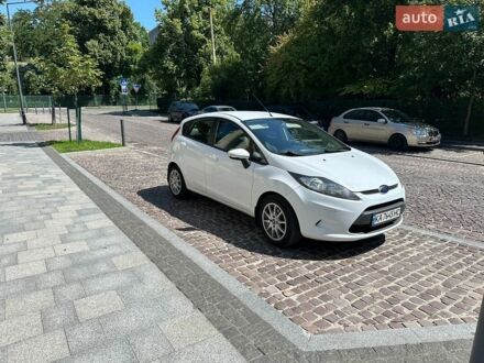 Білий Форд Фієста, об'ємом двигуна 1.25 л та пробігом 170 тис. км за 5850 $, фото 1 на Automoto.ua