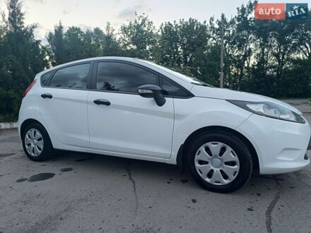 Білий Форд Фієста, об'ємом двигуна 1.24 л та пробігом 212 тис. км за 5400 $, фото 1 на Automoto.ua