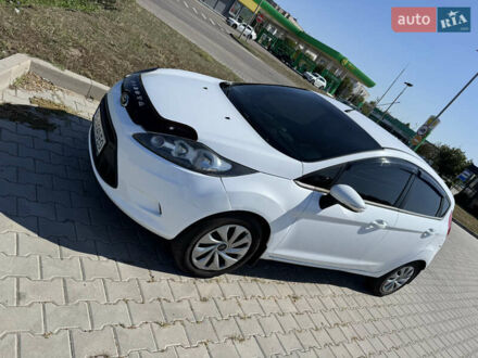 Форд Фиеста 2012 в Вознесенске на Automoto.ua Белый Форд Фиеста, объемом двигателя 1.4 л и пробегом 163 тыс. км за 6500 $, фото 1 на Automoto.ua