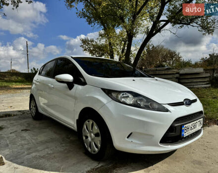 Білий Форд Фієста, об'ємом двигуна 1.4 л та пробігом 75 тис. км за 7800 $, фото 1 на Automoto.ua