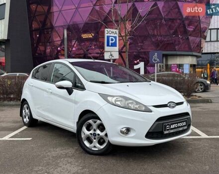 Білий Форд Фієста, об'ємом двигуна 1.39 л та пробігом 150 тис. км за 6990 $, фото 1 на Automoto.ua