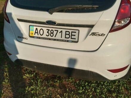 Білий Форд Фієста, об'ємом двигуна 1 л та пробігом 120 тис. км за 5500 $, фото 1 на Automoto.ua