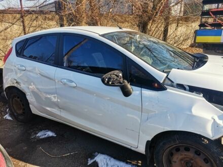 Форд Фиеста 2013 в Чернигове на Automoto.ua Белый Форд Фиеста, объемом двигателя 1 л и пробегом 171 тыс. км за 2000 $, фото 1 на Automoto.ua