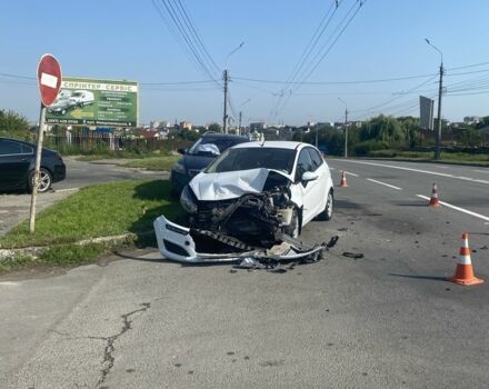 Білий Форд Фієста, об'ємом двигуна 1 л та пробігом 50 тис. км за 3900 $, фото 1 на Automoto.ua