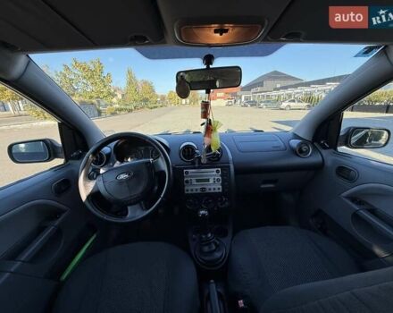 Черный Форд Фиеста, объемом двигателя 1.4 л и пробегом 155 тыс. км за 2999 $, фото 16 на Automoto.ua