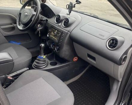 Черный Форд Фиеста, объемом двигателя 1.39 л и пробегом 180 тыс. км за 3600 $, фото 9 на Automoto.ua