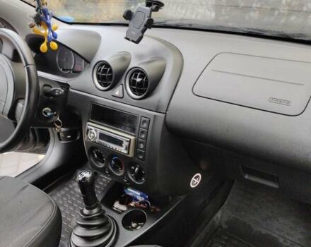 Черный Форд Фиеста, объемом двигателя 1.3 л и пробегом 218 тыс. км за 3900 $, фото 4 на Automoto.ua