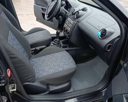 Черный Форд Фиеста, объемом двигателя 1.3 л и пробегом 164 тыс. км за 3900 $, фото 7 на Automoto.ua