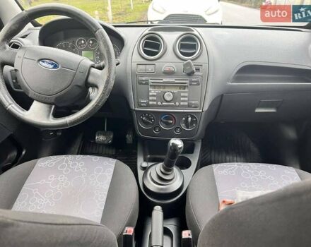 Черный Форд Фиеста, объемом двигателя 1.39 л и пробегом 210 тыс. км за 3750 $, фото 6 на Automoto.ua