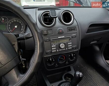 Черный Форд Фиеста, объемом двигателя 1.4 л и пробегом 241 тыс. км за 3800 $, фото 11 на Automoto.ua