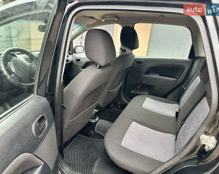 Черный Форд Фиеста, объемом двигателя 1.4 л и пробегом 260 тыс. км за 3650 $, фото 4 на Automoto.ua