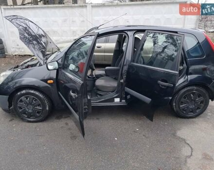 Черный Форд Фиеста, объемом двигателя 1.4 л и пробегом 241 тыс. км за 3800 $, фото 5 на Automoto.ua