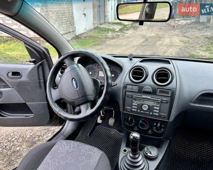 Черный Форд Фиеста, объемом двигателя 1.4 л и пробегом 260 тыс. км за 3650 $, фото 6 на Automoto.ua