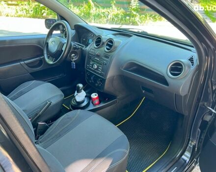 Черный Форд Фиеста, объемом двигателя 1.4 л и пробегом 305 тыс. км за 3990 $, фото 19 на Automoto.ua