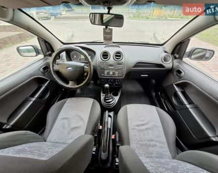 Черный Форд Фиеста, объемом двигателя 1.39 л и пробегом 220 тыс. км за 3800 $, фото 17 на Automoto.ua