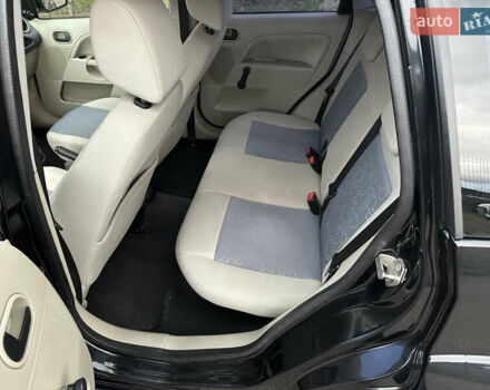 Черный Форд Фиеста, объемом двигателя 1.4 л и пробегом 145 тыс. км за 4000 $, фото 16 на Automoto.ua