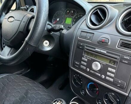 Черный Форд Фиеста, объемом двигателя 1.24 л и пробегом 194 тыс. км за 4200 $, фото 2 на Automoto.ua