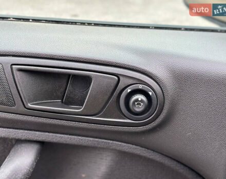 Черный Форд Фиеста, объемом двигателя 1.6 л и пробегом 298 тыс. км за 6500 $, фото 16 на Automoto.ua