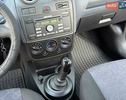 Фиолетовый Форд Фиеста, объемом двигателя 1.4 л и пробегом 135 тыс. км за 4500 $, фото 49 на Automoto.ua
