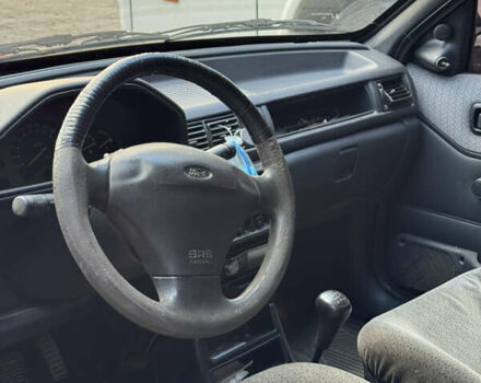 Червоний Форд Фієста, об'ємом двигуна 1.1 л та пробігом 380 тис. км за 1300 $, фото 4 на Automoto.ua