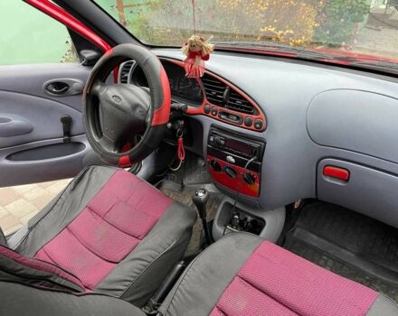 Красный Форд Фиеста, объемом двигателя 1.3 л и пробегом 200 тыс. км за 2200 $, фото 3 на Automoto.ua