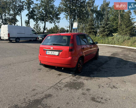Красный Форд Фиеста, объемом двигателя 1.3 л и пробегом 300 тыс. км за 2100 $, фото 3 на Automoto.ua