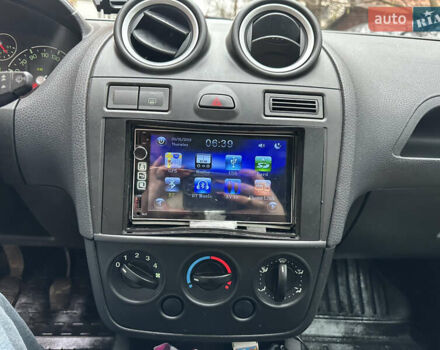 Червоний Форд Фієста, об'ємом двигуна 1.25 л та пробігом 230 тис. км за 3100 $, фото 12 на Automoto.ua