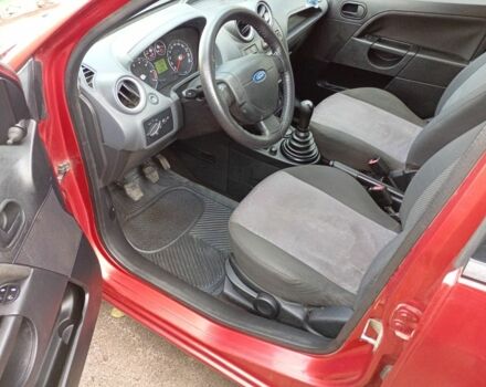 Красный Форд Фиеста, объемом двигателя 1.3 л и пробегом 190 тыс. км за 3800 $, фото 9 на Automoto.ua