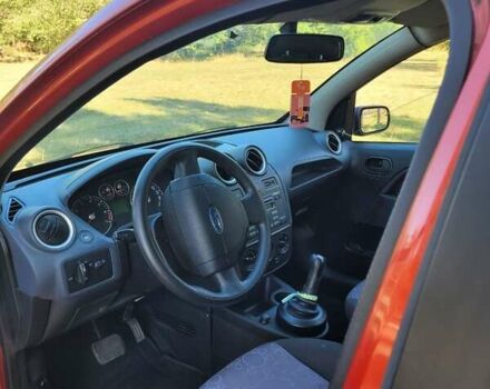 Красный Форд Фиеста, объемом двигателя 1.39 л и пробегом 240 тыс. км за 3600 $, фото 11 на Automoto.ua