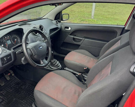 Красный Форд Фиеста, объемом двигателя 1.4 л и пробегом 210 тыс. км за 3650 $, фото 11 на Automoto.ua