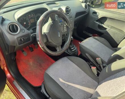 Красный Форд Фиеста, объемом двигателя 1.3 л и пробегом 185 тыс. км за 2150 $, фото 8 на Automoto.ua