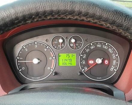 Красный Форд Фиеста, объемом двигателя 1.4 л и пробегом 306 тыс. км за 4100 $, фото 6 на Automoto.ua