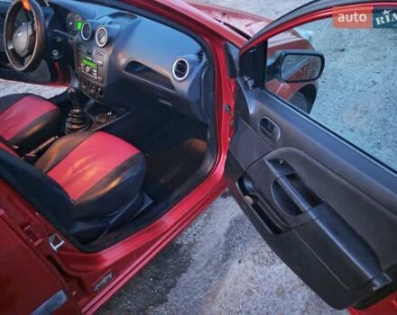 Красный Форд Фиеста, объемом двигателя 1.24 л и пробегом 200 тыс. км за 3600 $, фото 5 на Automoto.ua