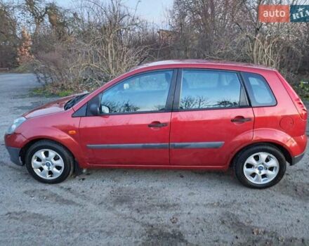 Красный Форд Фиеста, объемом двигателя 1.24 л и пробегом 200 тыс. км за 3600 $, фото 2 на Automoto.ua
