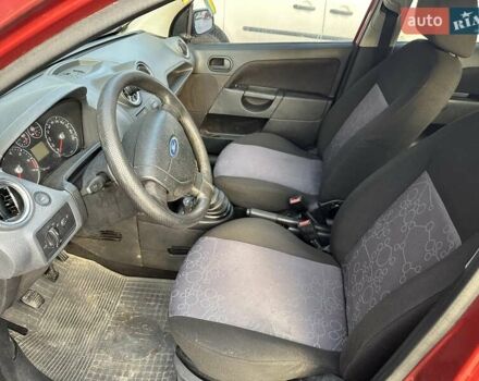 Красный Форд Фиеста, объемом двигателя 1.3 л и пробегом 195 тыс. км за 2550 $, фото 4 на Automoto.ua