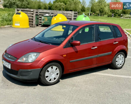 Красный Форд Фиеста, объемом двигателя 1.3 л и пробегом 150 тыс. км за 3800 $, фото 5 на Automoto.ua