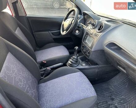 Красный Форд Фиеста, объемом двигателя 1.3 л и пробегом 195 тыс. км за 2550 $, фото 3 на Automoto.ua