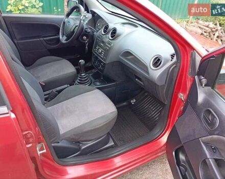 Красный Форд Фиеста, объемом двигателя 1.3 л и пробегом 180 тыс. км за 3800 $, фото 17 на Automoto.ua