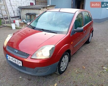 Красный Форд Фиеста, объемом двигателя 1.3 л и пробегом 180 тыс. км за 3800 $, фото 1 на Automoto.ua