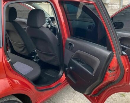 Красный Форд Фиеста, объемом двигателя 1.2 л и пробегом 175 тыс. км за 3900 $, фото 5 на Automoto.ua