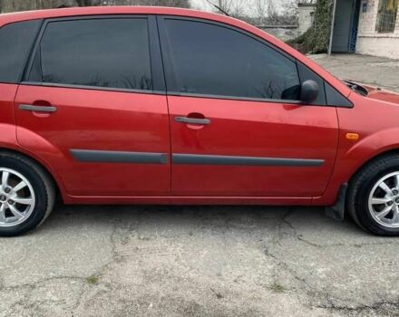 Красный Форд Фиеста, объемом двигателя 1.2 л и пробегом 175 тыс. км за 3900 $, фото 2 на Automoto.ua