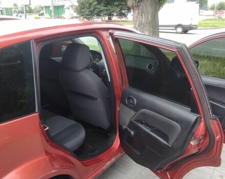 Красный Форд Фиеста, объемом двигателя 1.2 л и пробегом 240 тыс. км за 3500 $, фото 5 на Automoto.ua