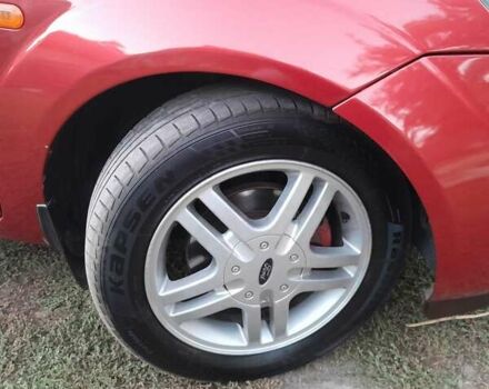 Красный Форд Фиеста, объемом двигателя 1.4 л и пробегом 306 тыс. км за 4100 $, фото 5 на Automoto.ua