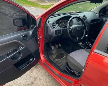 Красный Форд Фиеста, объемом двигателя 1.2 л и пробегом 175 тыс. км за 3900 $, фото 3 на Automoto.ua