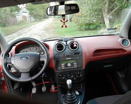 Красный Форд Фиеста, объемом двигателя 1.4 л и пробегом 306 тыс. км за 4100 $, фото 7 на Automoto.ua