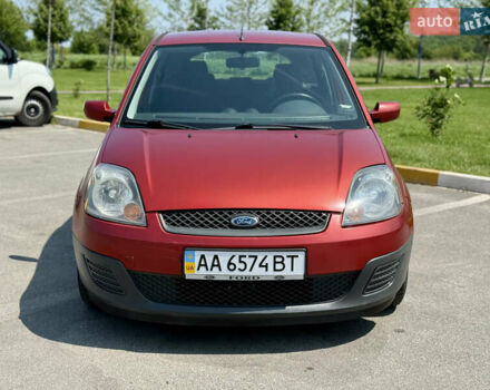 Красный Форд Фиеста, объемом двигателя 1.3 л и пробегом 150 тыс. км за 3800 $, фото 1 на Automoto.ua