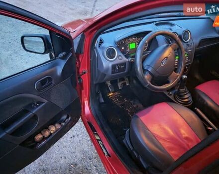 Красный Форд Фиеста, объемом двигателя 1.24 л и пробегом 200 тыс. км за 3600 $, фото 10 на Automoto.ua