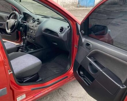 Красный Форд Фиеста, объемом двигателя 1.2 л и пробегом 175 тыс. км за 3900 $, фото 6 на Automoto.ua
