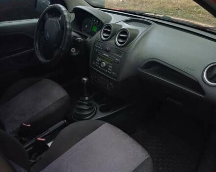 Красный Форд Фиеста, объемом двигателя 1.39 л и пробегом 218 тыс. км за 4100 $, фото 1 на Automoto.ua